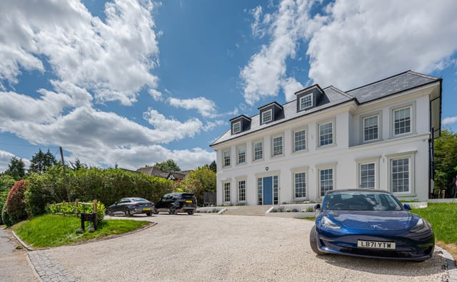 styled-home-studios-modern-georgian-manor-kt22-2