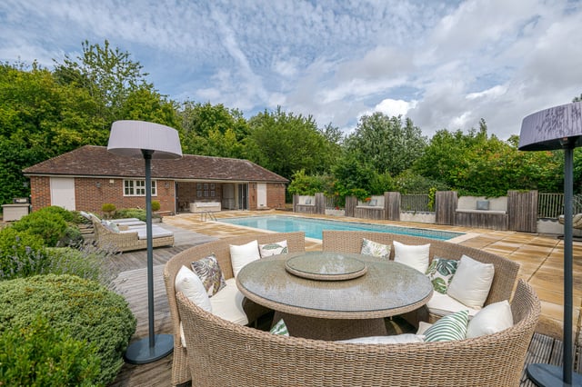 styled-home-studios-versatile-victorian-farmhouse-gu6-5